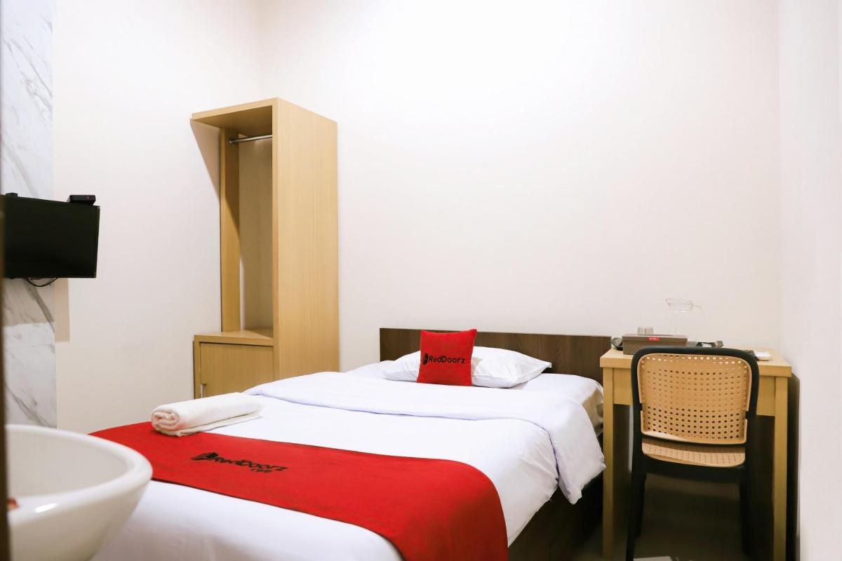RedDoorz Syariah near Exit Toll Subang - Housity