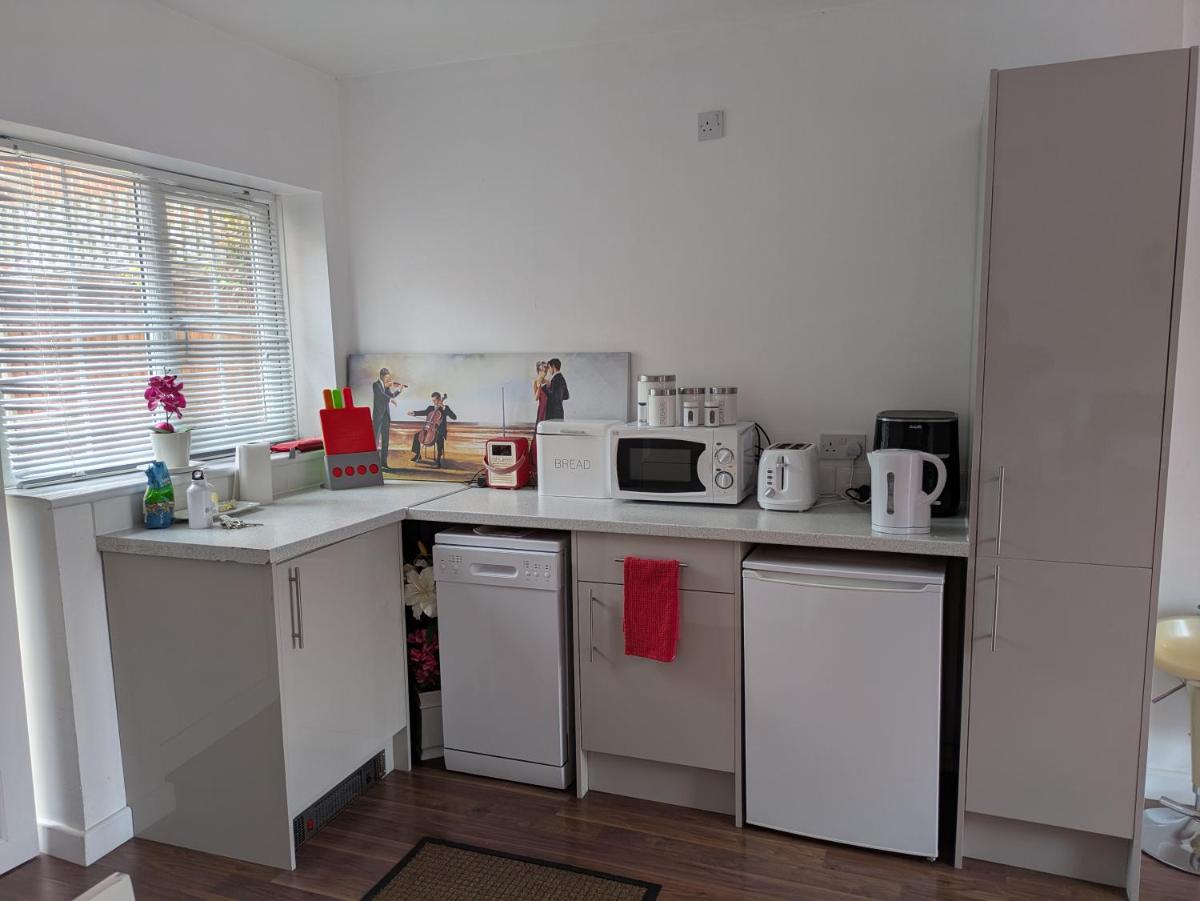 Colchester Town, modern, detached, guest house - Housity