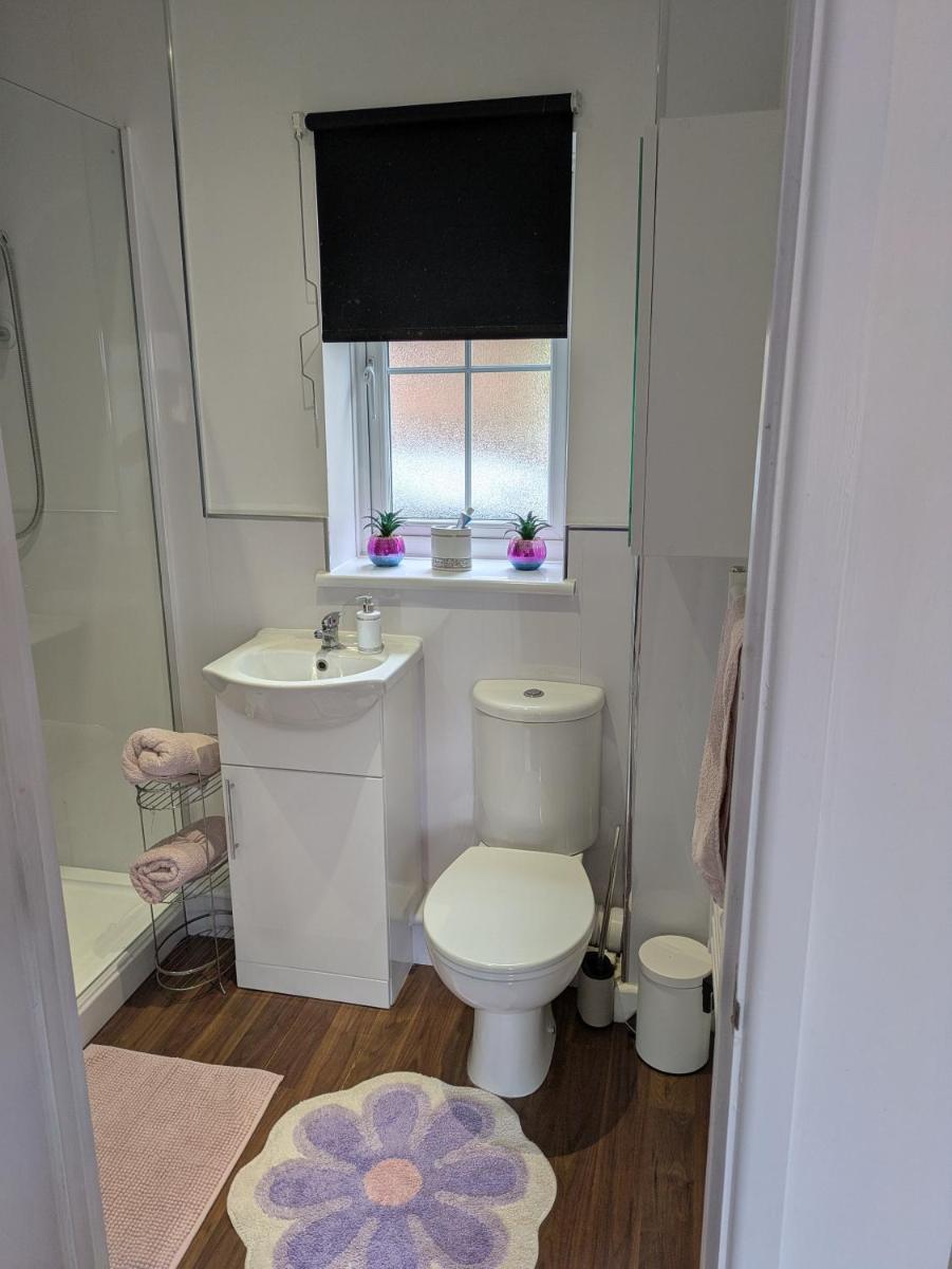 Colchester Town, modern, detached, guest house - Housity