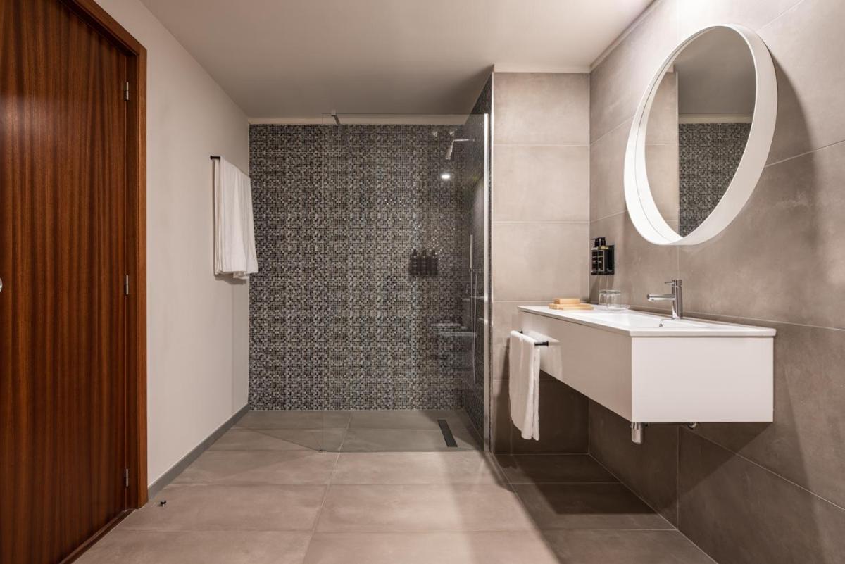 Uma casa de banho em Dorma Praia Golfe