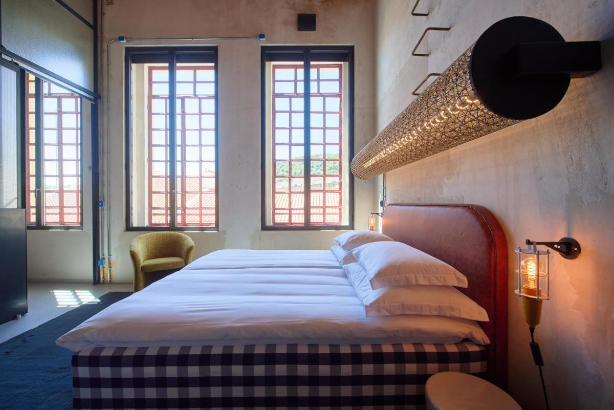 Uma cama ou camas num quarto em Moagem Industrial Lodge