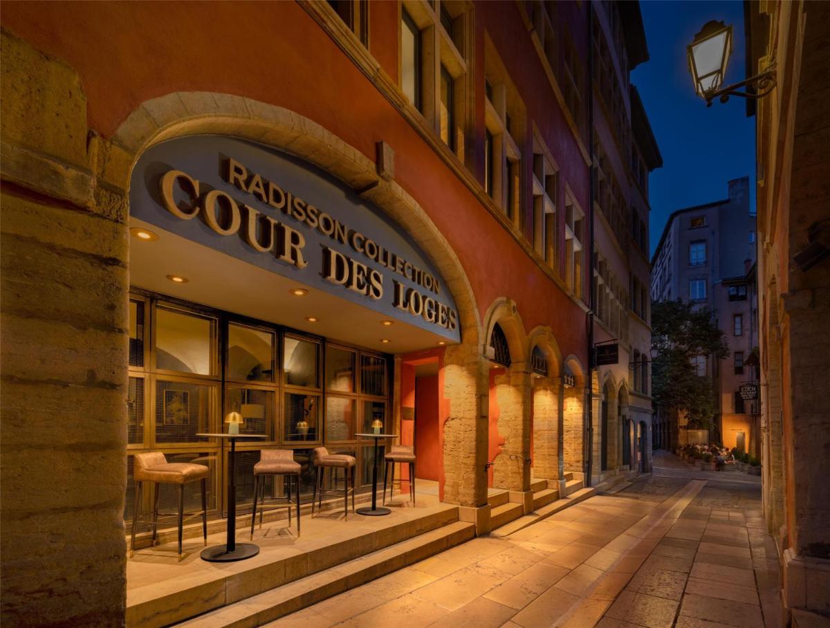 un bâtiment avec une enseigne de restaurant dans une rue dans l'établissement Cour des Loges Lyon, A Radisson Collection Hotel, à Lyon