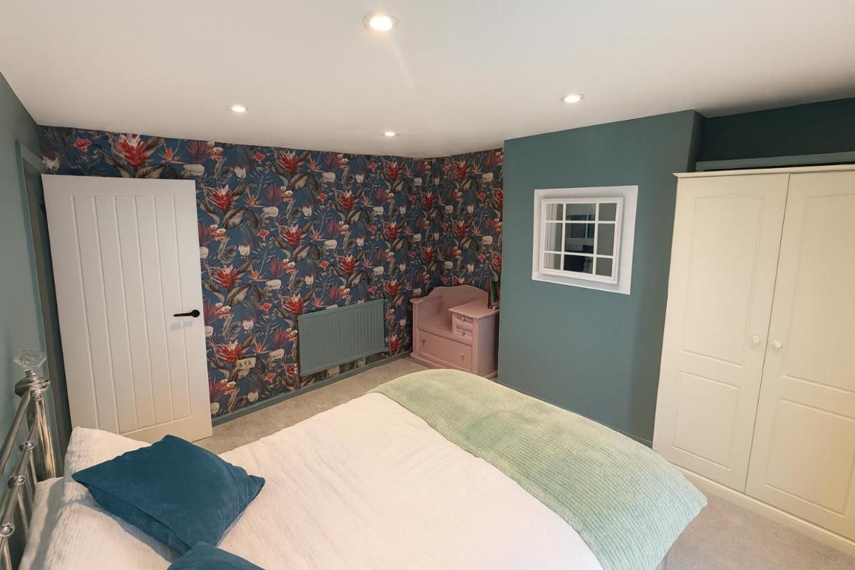 The PINK House , FREE Parking , 3 Bedrooms , Garden , close to M4 and countryside! - Housity