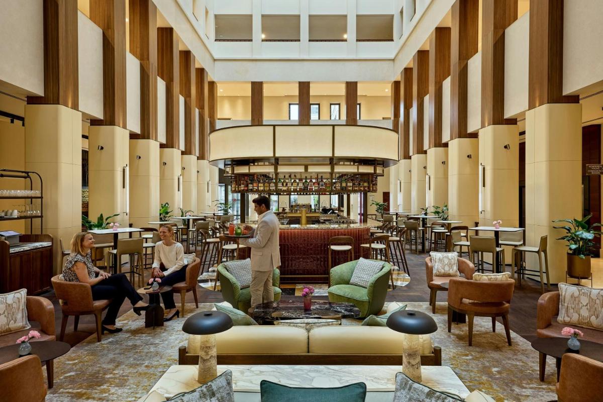 Ein Sitzbereich in der Unterkunft Berlin Marriott Hotel