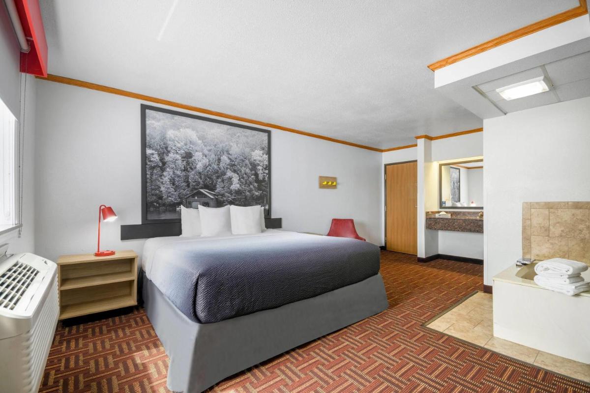 Super 8 by Wyndham Eveleth - Housity