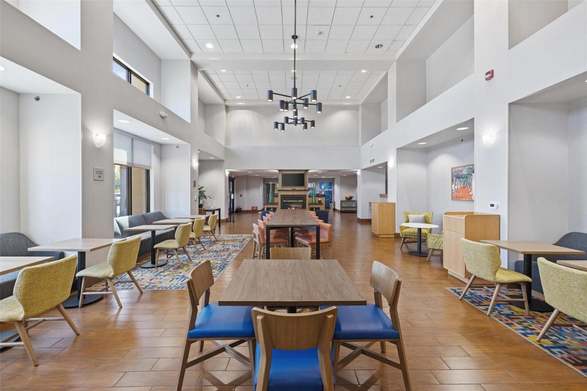 Hampton Inn & Suites Madera - Housity