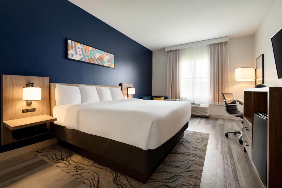 La Quinta by Wyndham Montgomery - Housity