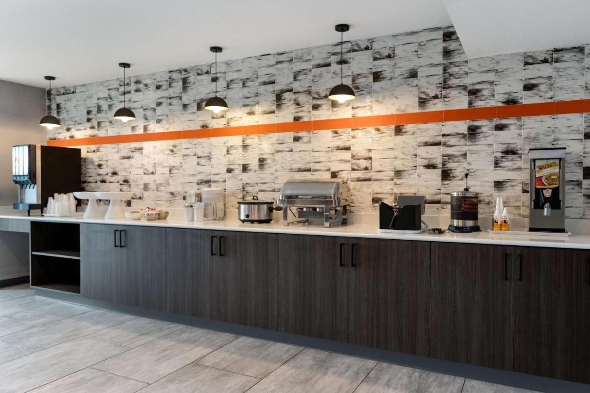 La Quinta by Wyndham Montgomery - Housity