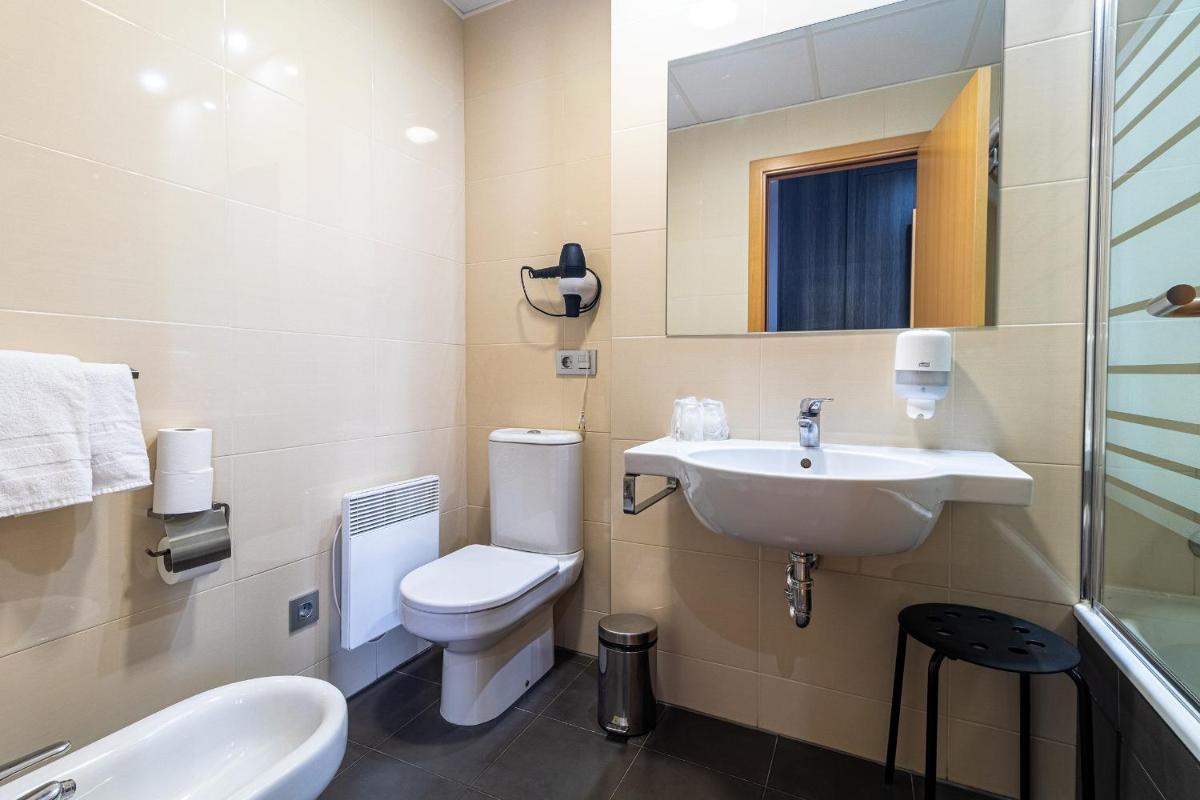 Hotel Abades Via Norte - Housity