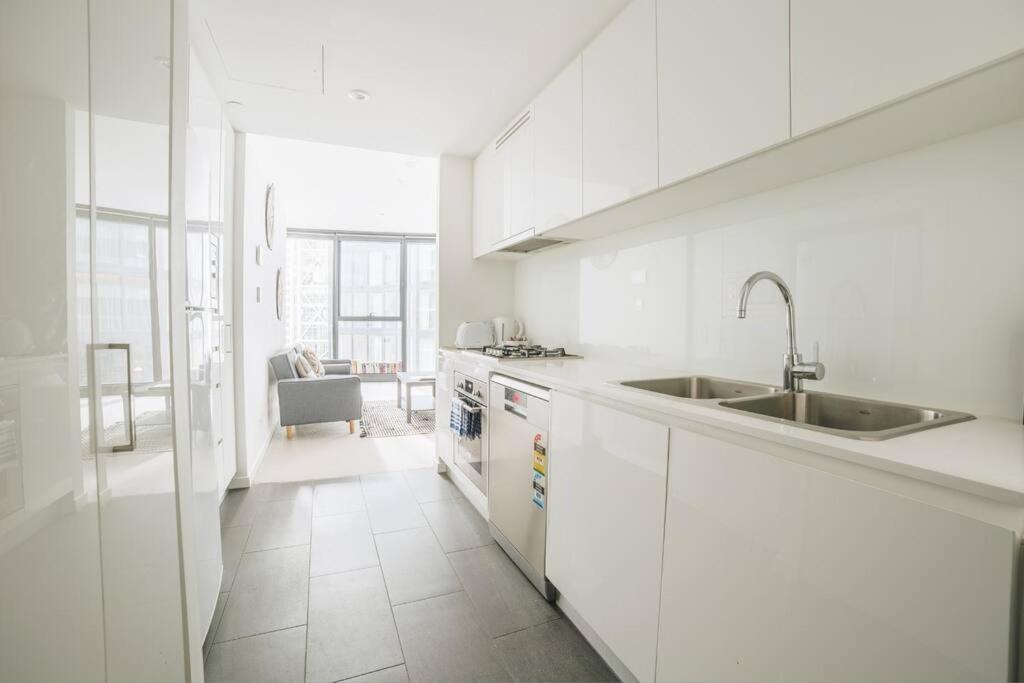 AirTrip Apartment on Margaret Street in CBD - Housity