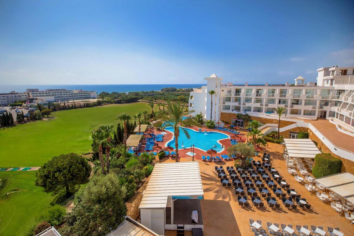 Una vista aérea de un complejo turístico con piscina. en Hotel Servigroup Marina Mar, en Mojácar