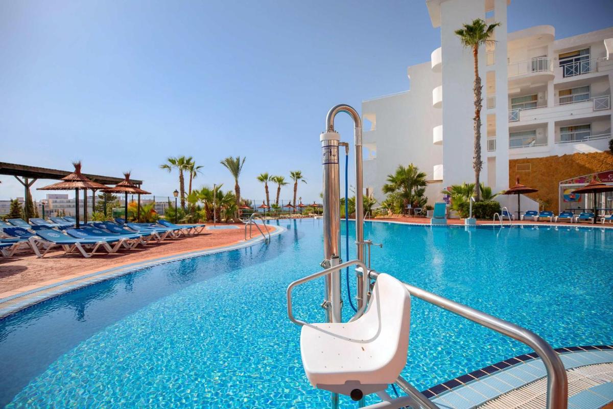 una piscina en un hotel con resort en Hotel Servigroup Marina Mar, en Mojácar