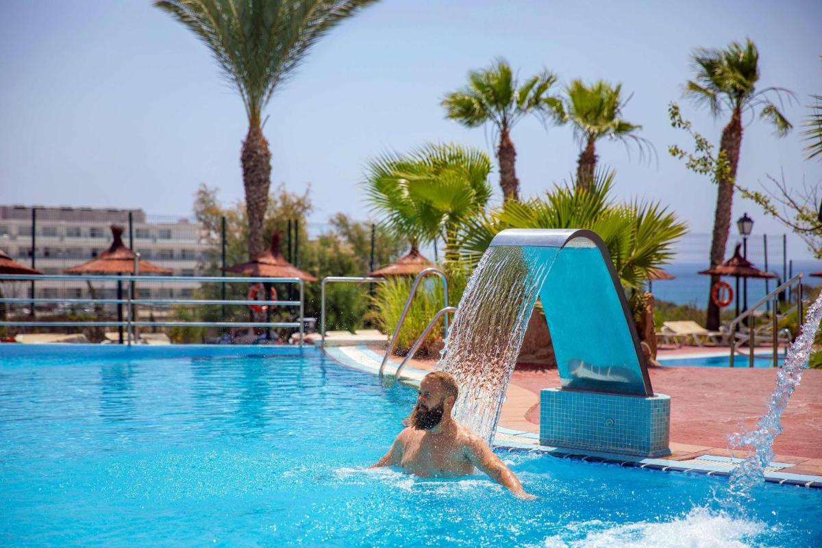 un hombre en una piscina con una fuente en Hotel Servigroup Marina Mar, en Mojácar 40 fotos más