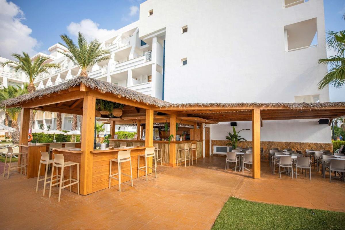 Un restaurante o sitio para comer en Hotel Servigroup Marina Mar