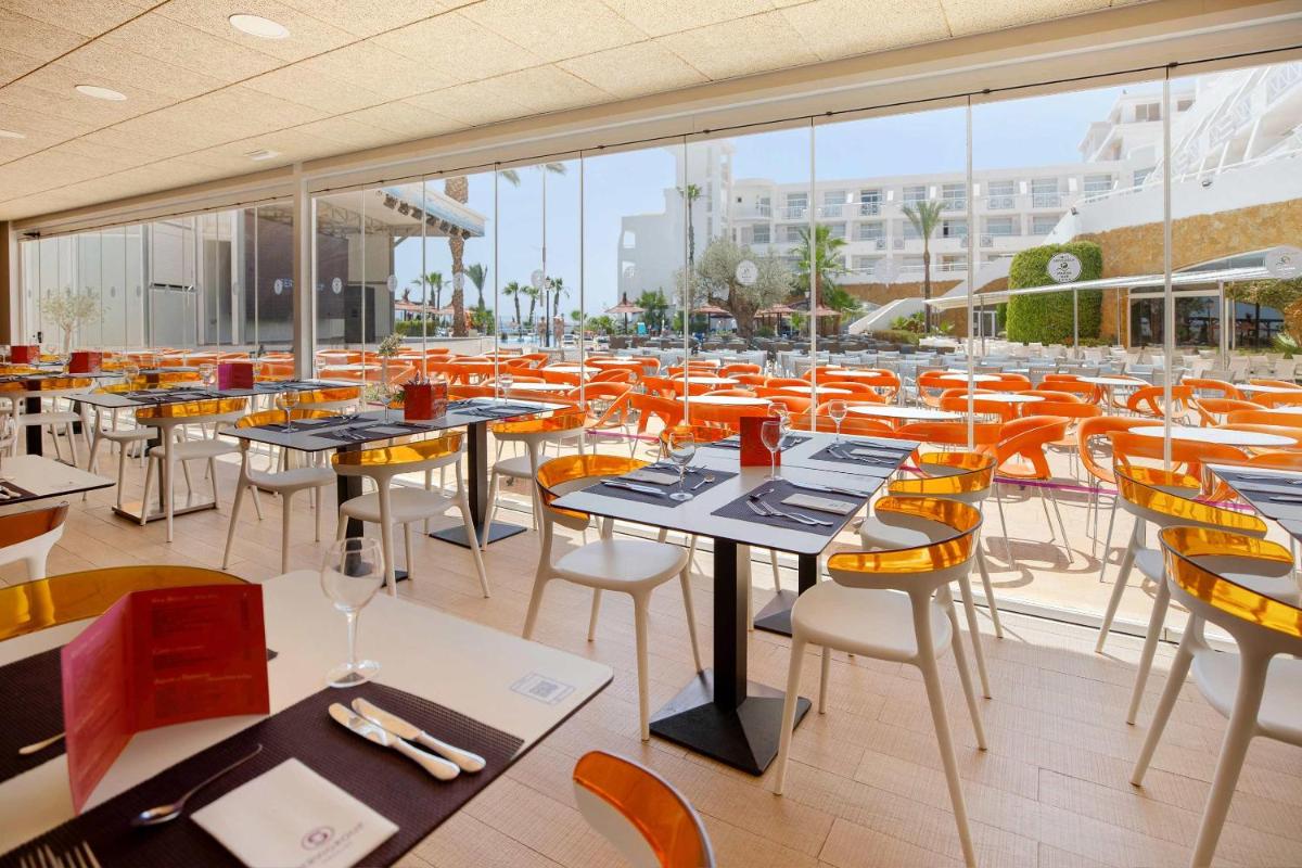 Un restaurante o sitio para comer en Hotel Servigroup Marina Mar