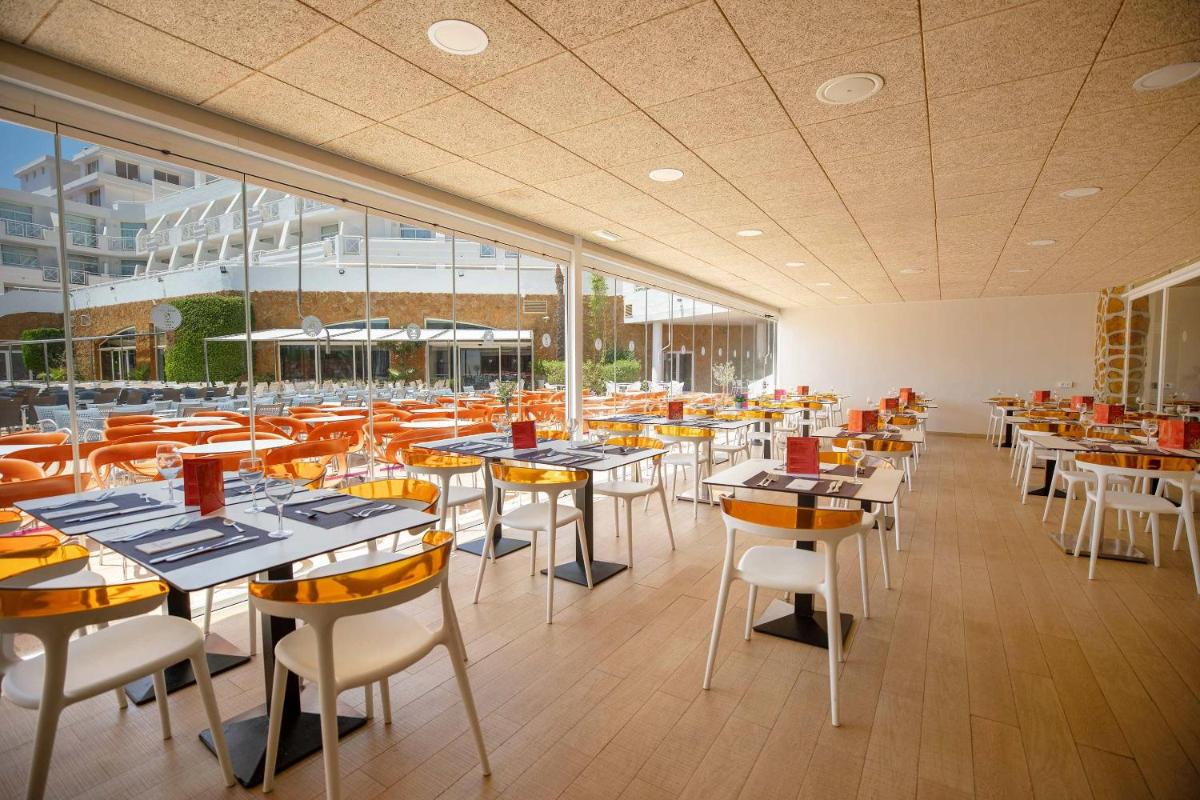 Un restaurante o sitio para comer en Hotel Servigroup Marina Mar