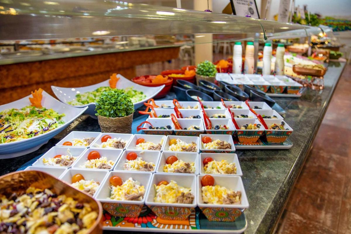 Comida en o cerca de este hotel