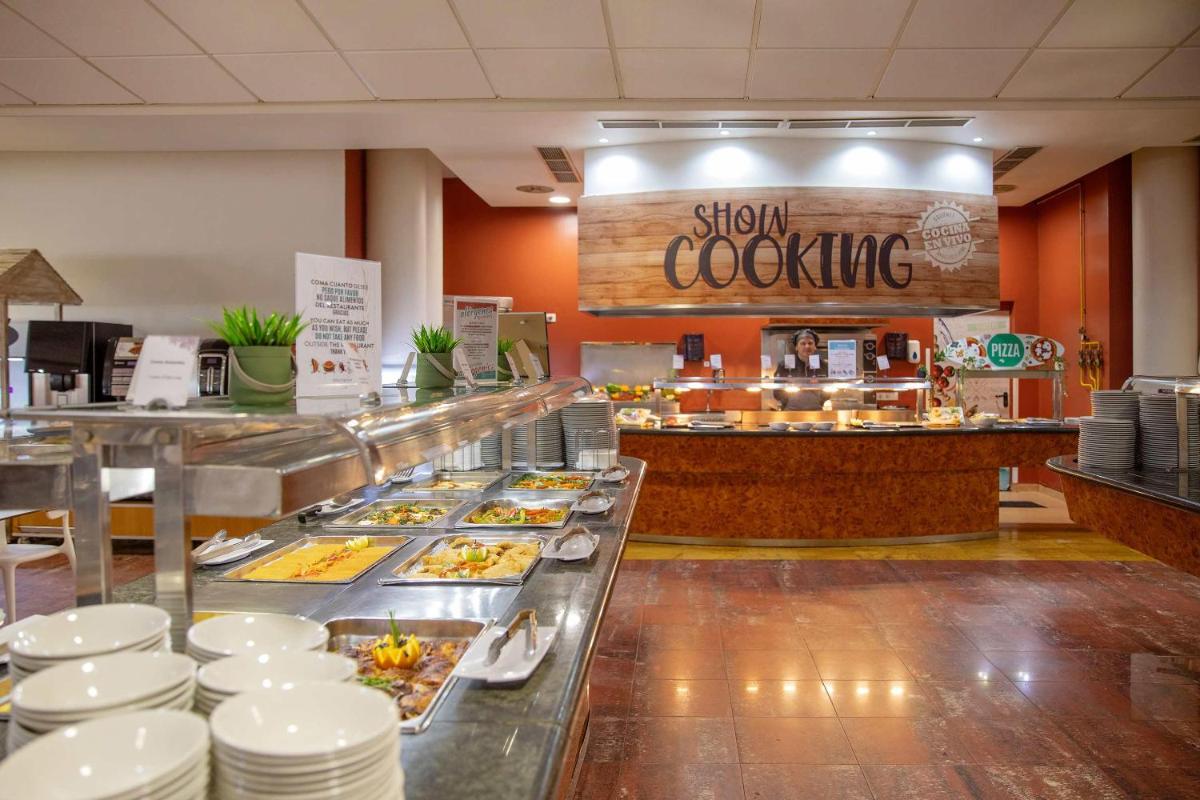 Comida en o cerca de este hotel
