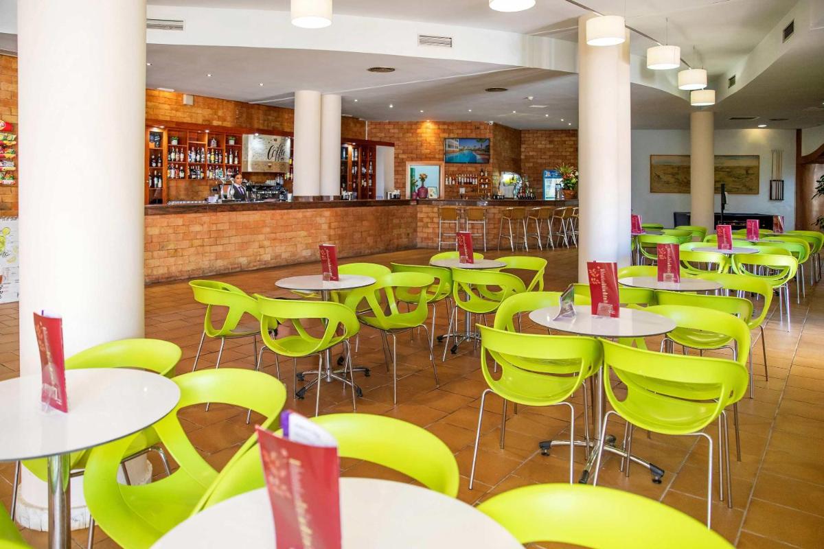 Un restaurante o sitio para comer en Hotel Servigroup Marina Mar