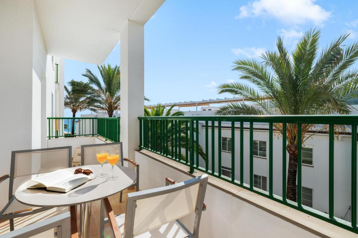 Un balcón o terraza de VIVA Cala Mesquida Resort & Spa