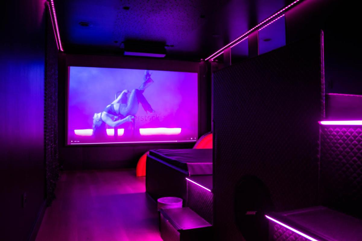 Télévision ou salle de divertissement dans l'établissement Oz'Inn Hôtel & Spa
