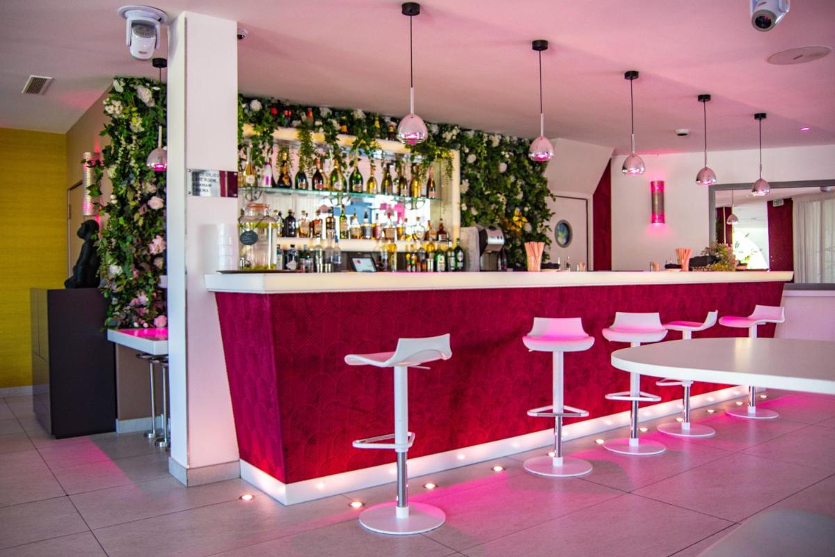 Salon ou bar de l'établissement Oz'Inn Hôtel & Spa
