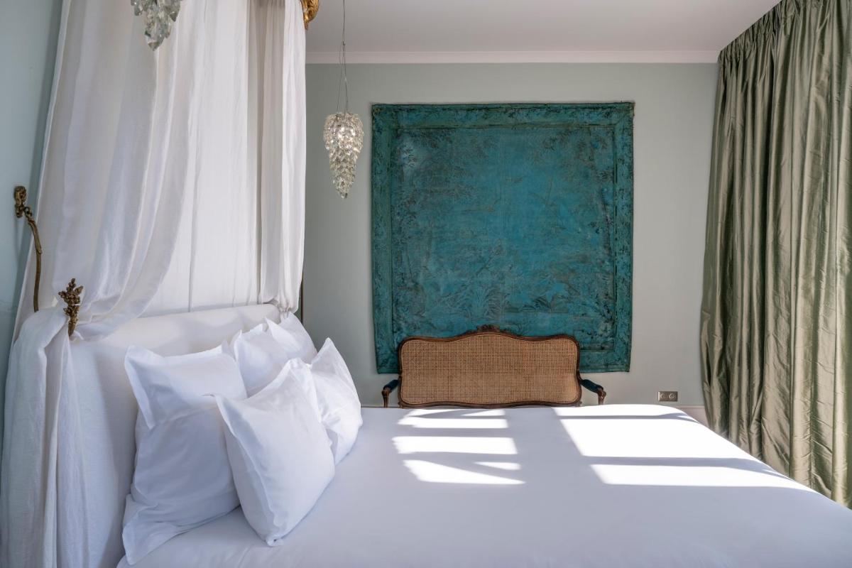 une chambre avec un lit blanc avec des oreillers blancs dans l'établissement Chateau de Sacy, à Sacy