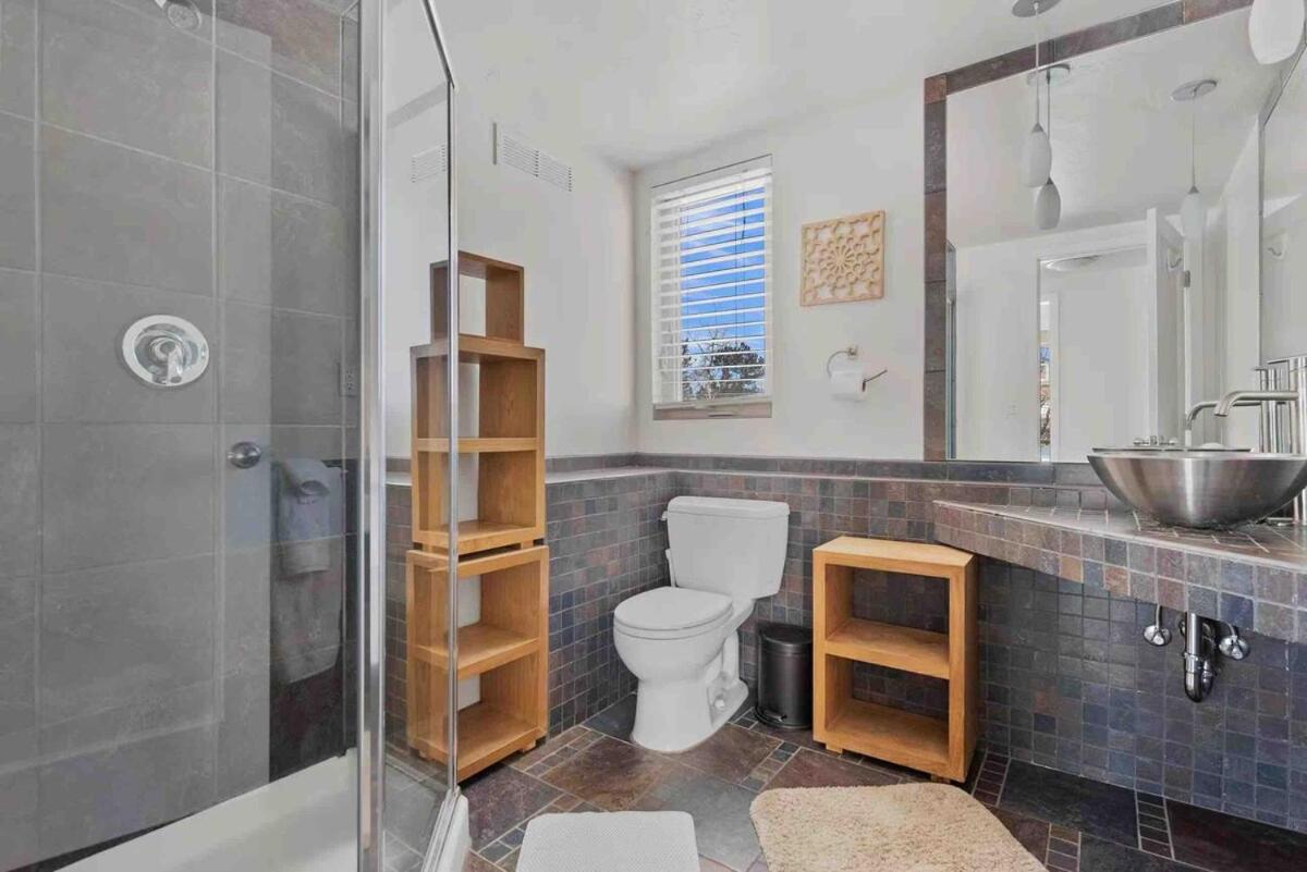 New! Cozy north Boulder guesthouse! - Housity