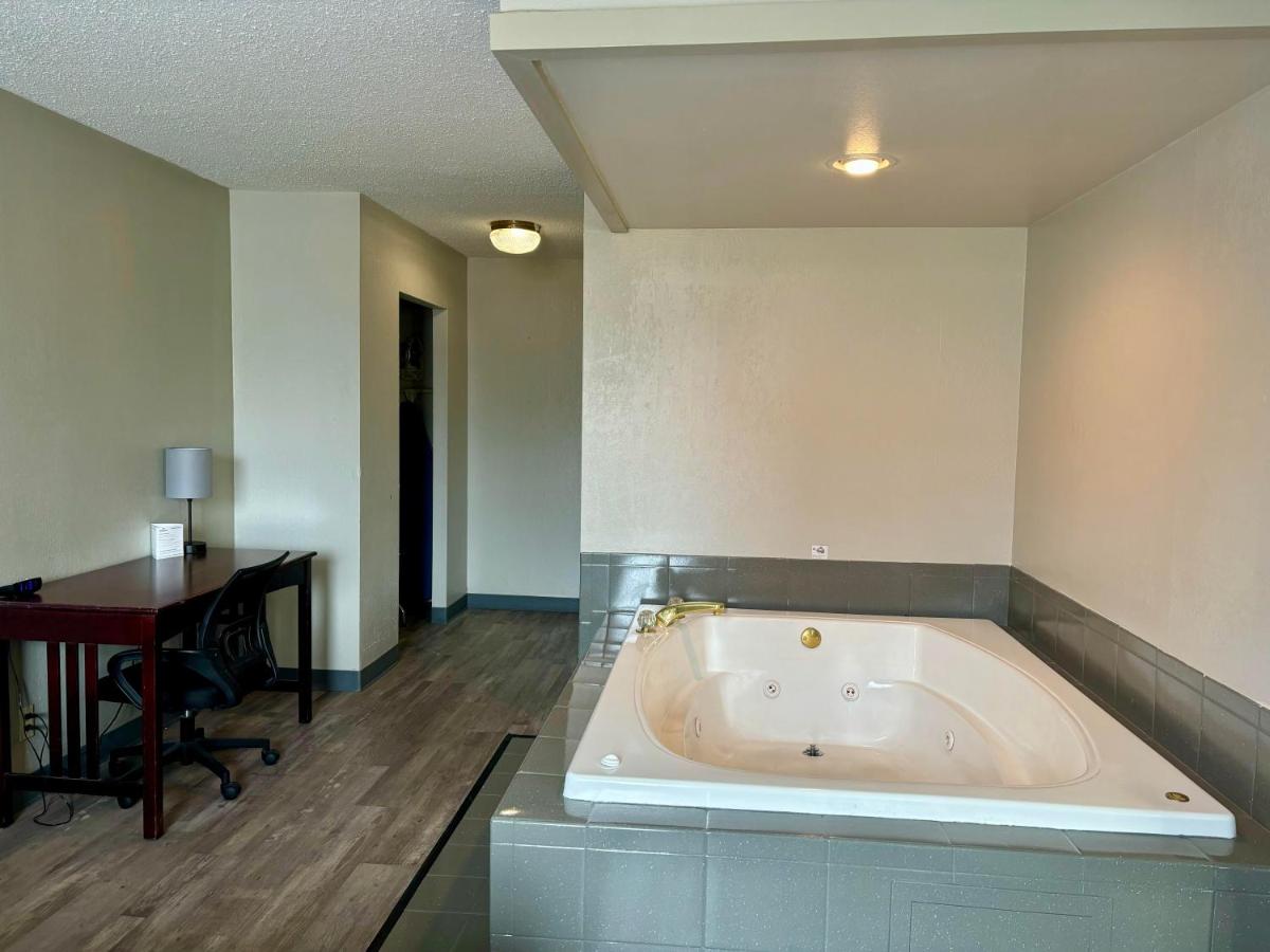 Baymont by Wyndham Keokuk - Housity