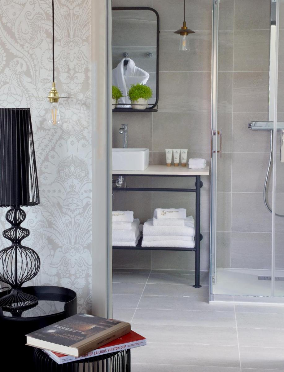Salle de bains dans l'établissement Le Général d'Elbée Hotel & Spa - Teritoria