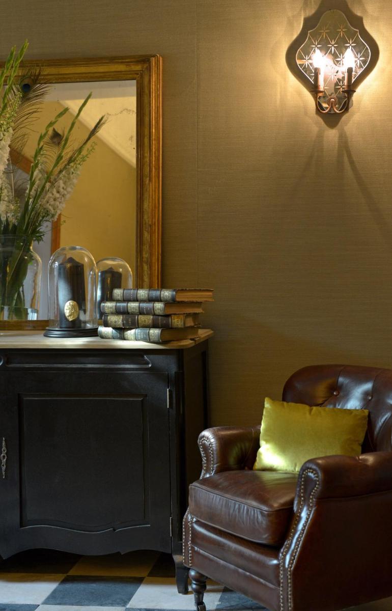 Coin salon dans l'établissement Le Général d'Elbée Hotel & Spa - Teritoria
