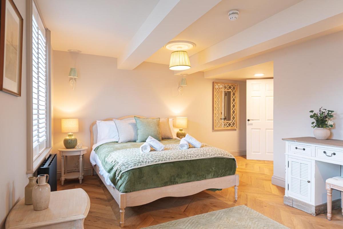 Central Whitchurch - Lowcross House Guest Bedroom 3 - Housity