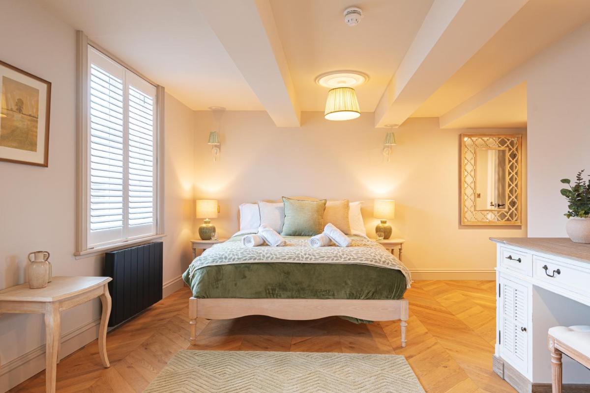 Central Whitchurch - Lowcross House Guest Bedroom 3 - Housity