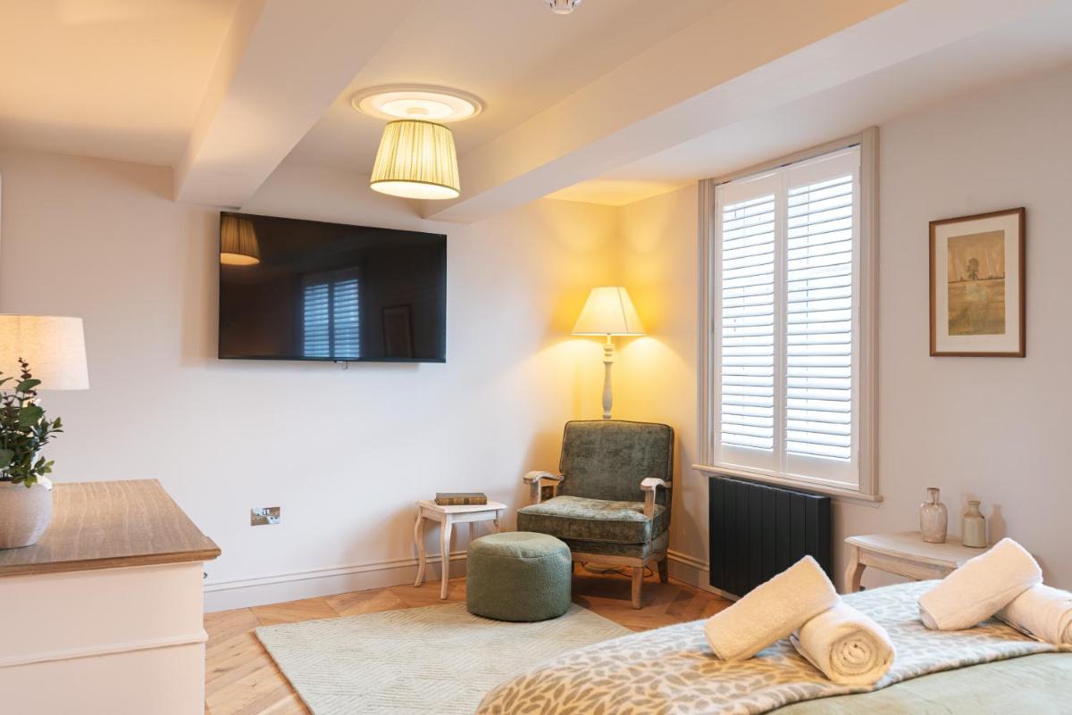 Central Whitchurch - Lowcross House Guest Bedroom 3 - Housity