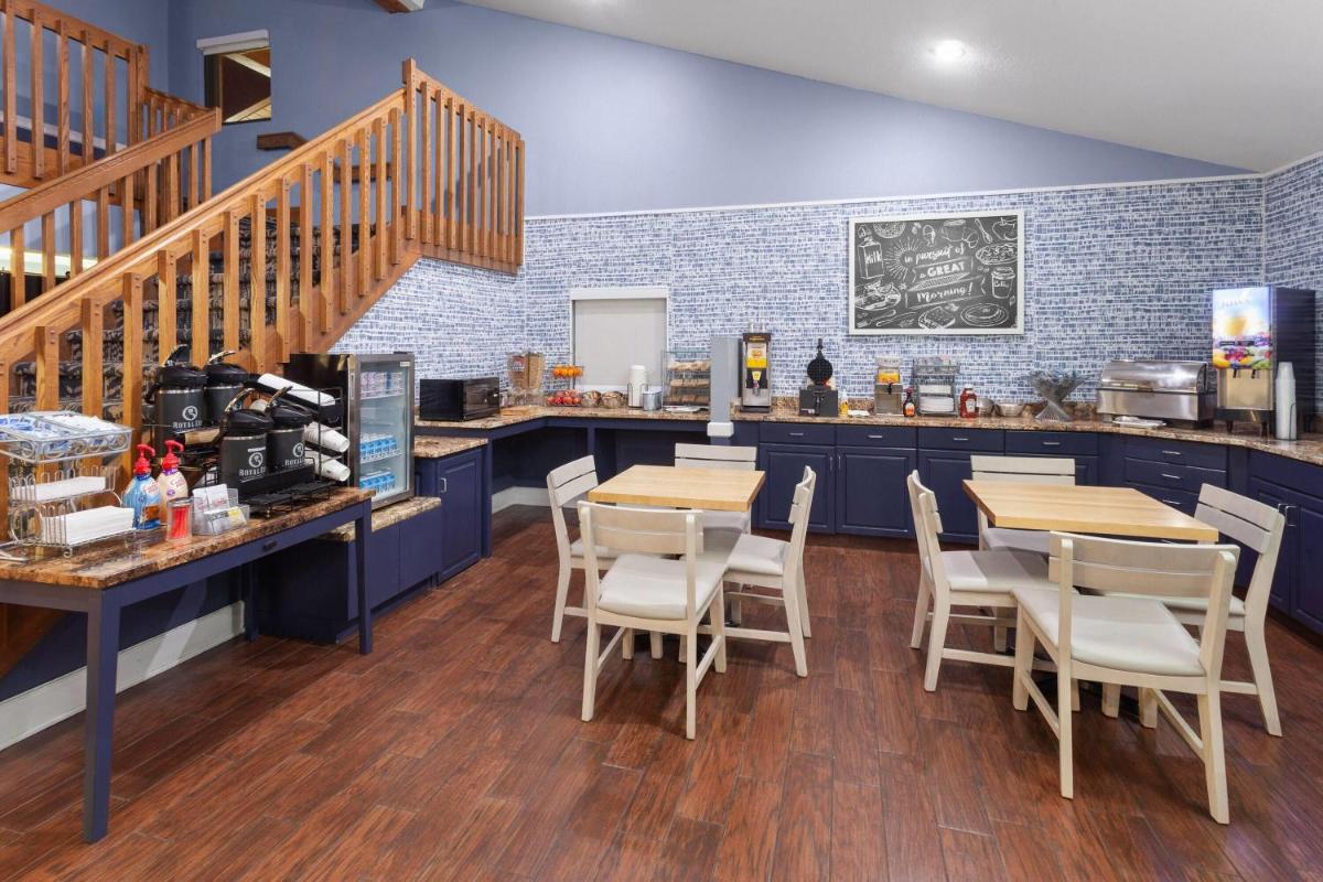 AmericInn by Wyndham West Salem - Housity