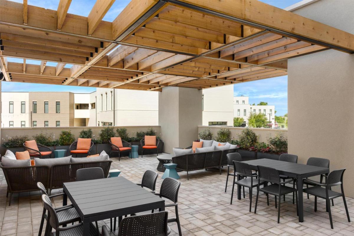 Hotel Avail Rogers, Tapestry Collection By Hilton - Housity
