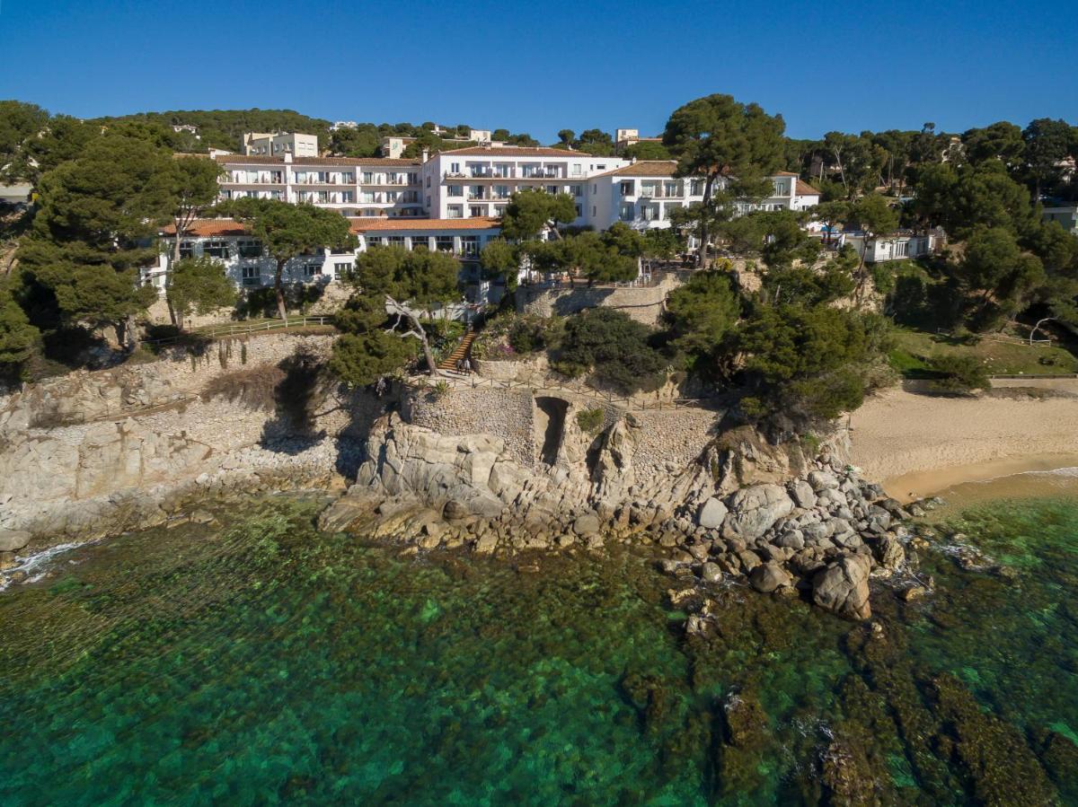 una vista aérea de una villa en una costa rocosa en Park Hotel San Jorge & Spa by Escampa Hotels, en Platja d'Aro una vista aérea de una villa en una costa rocosa en Park Hotel San Jorge & Spa by Escampa Hotels, en Platja d'Aro