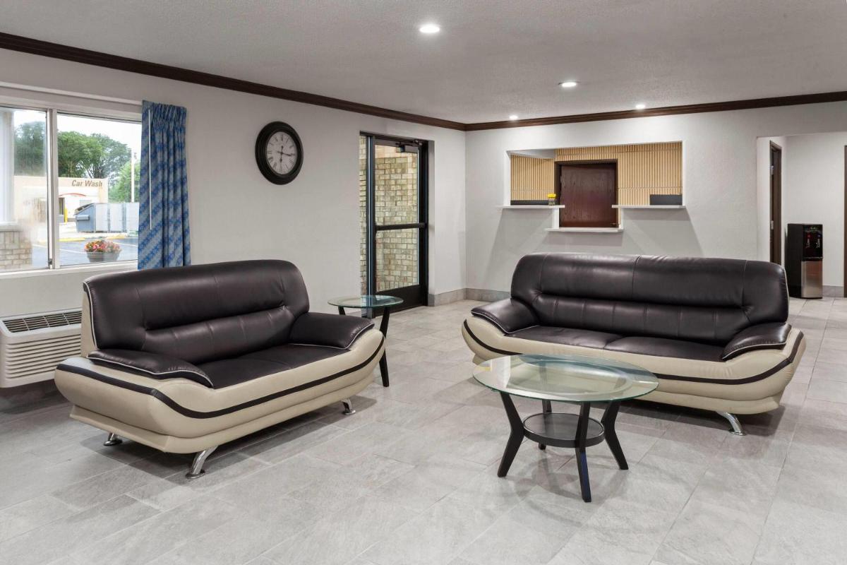 Days Inn & Suites by Wyndham Kaukauna WI - Housity