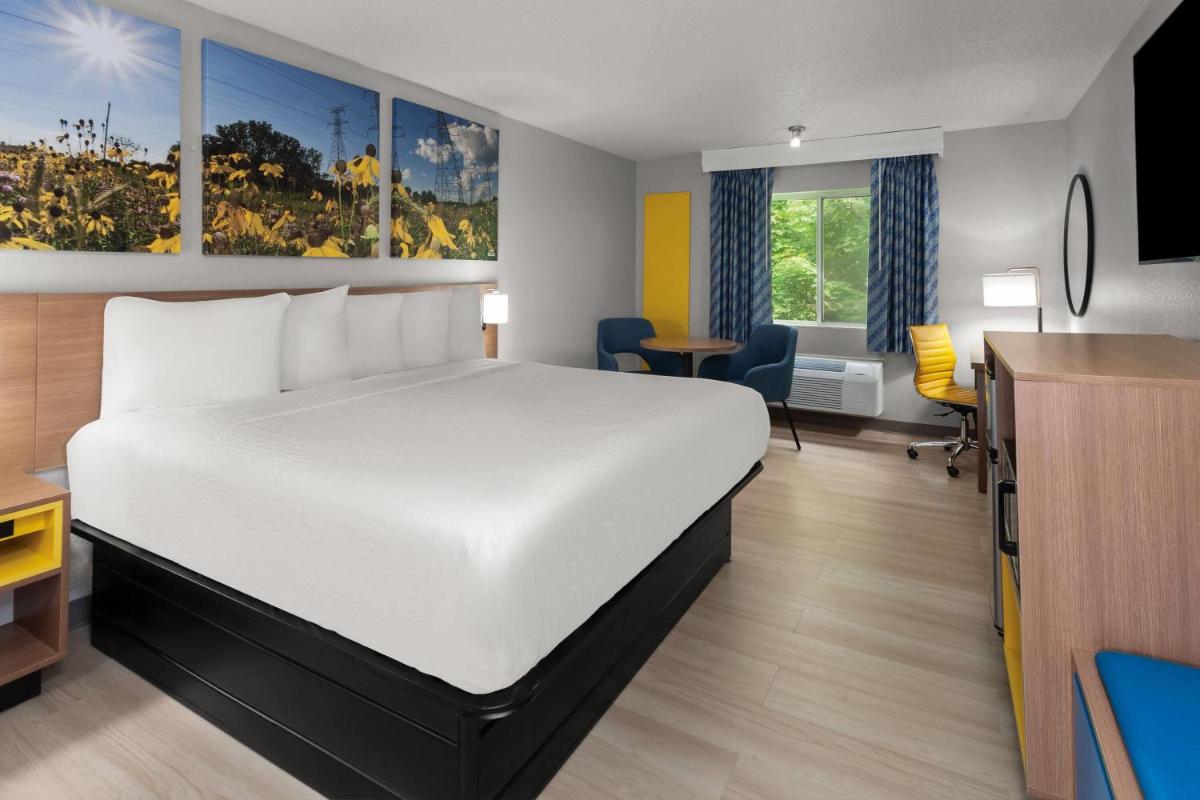 Days Inn & Suites by Wyndham Kaukauna WI - Housity