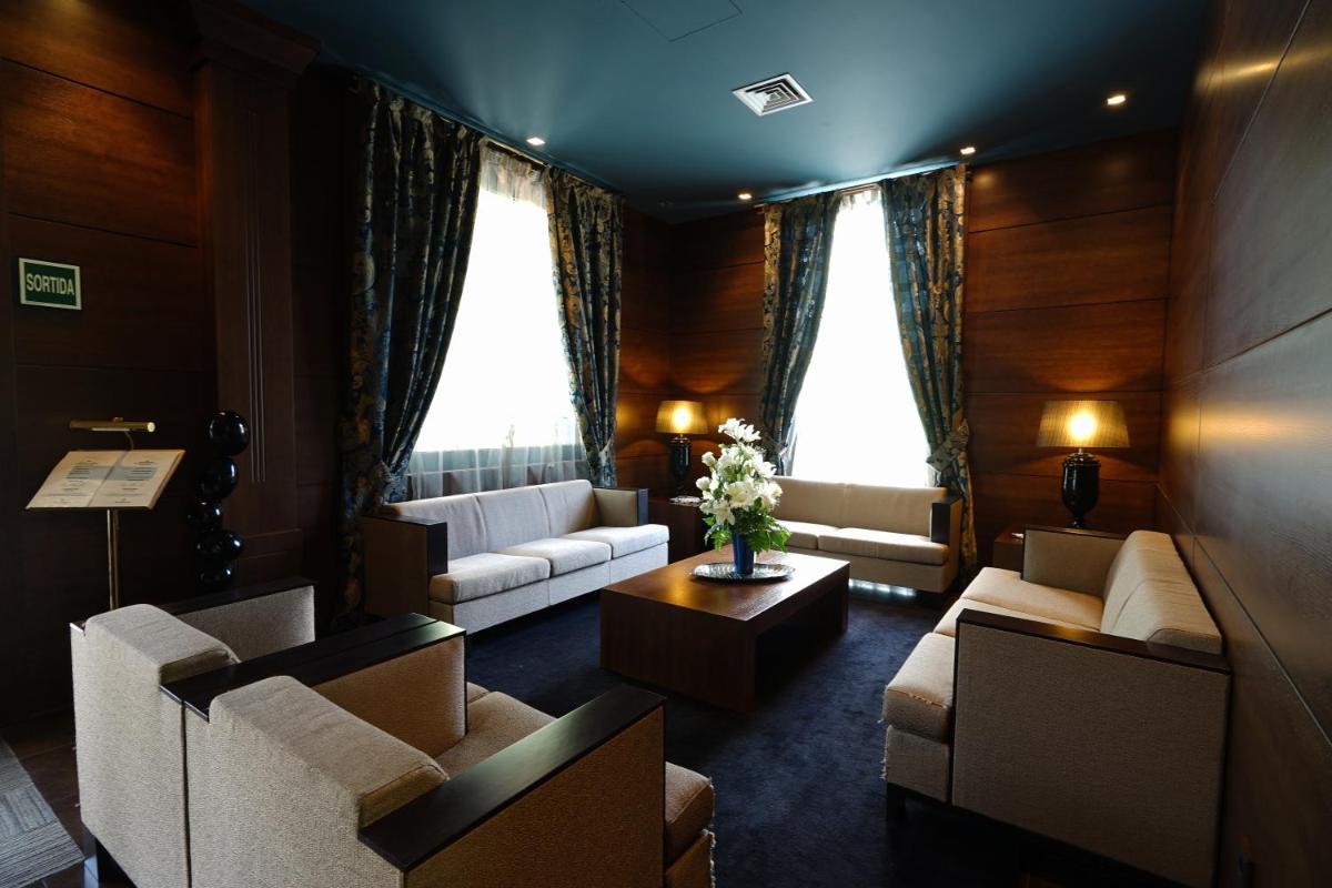 Una sala de estar con dos sofás y una mesa. en Balneario Font Vella- Adults Only, en Sant Hilari Sacalm Una sala de estar con dos sofás y una mesa. en Balneario Font Vella- Adults Only, en Sant Hilari Sacalm