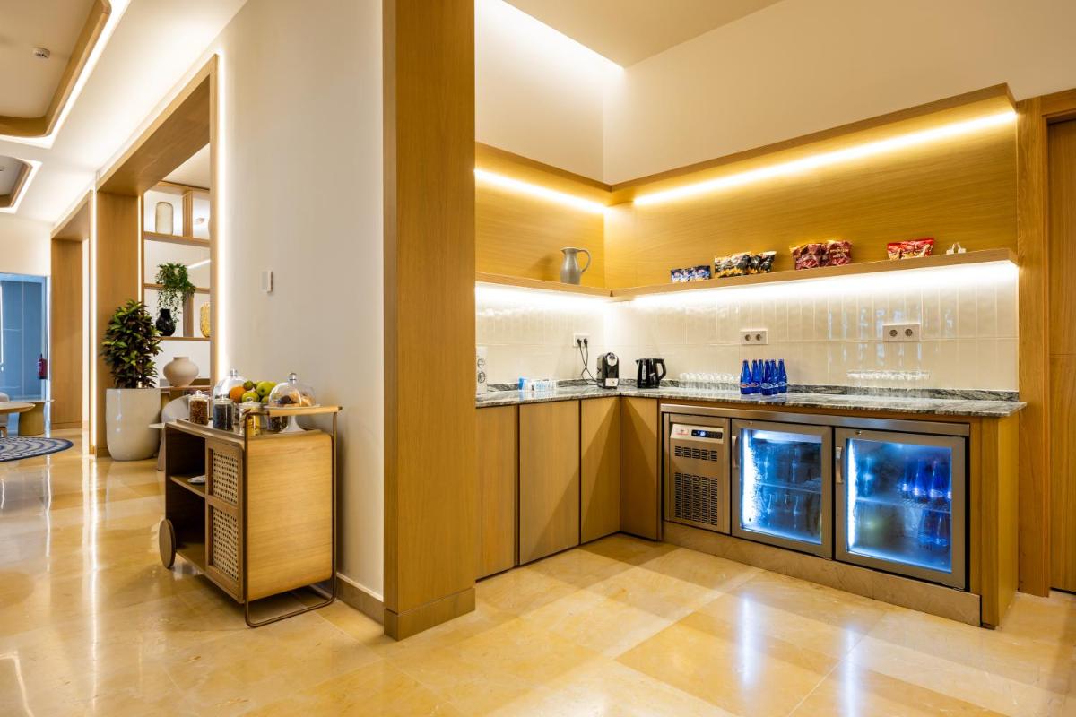 Una cocina o zona de cocina en Hipotels Barrosa Palace & Spa