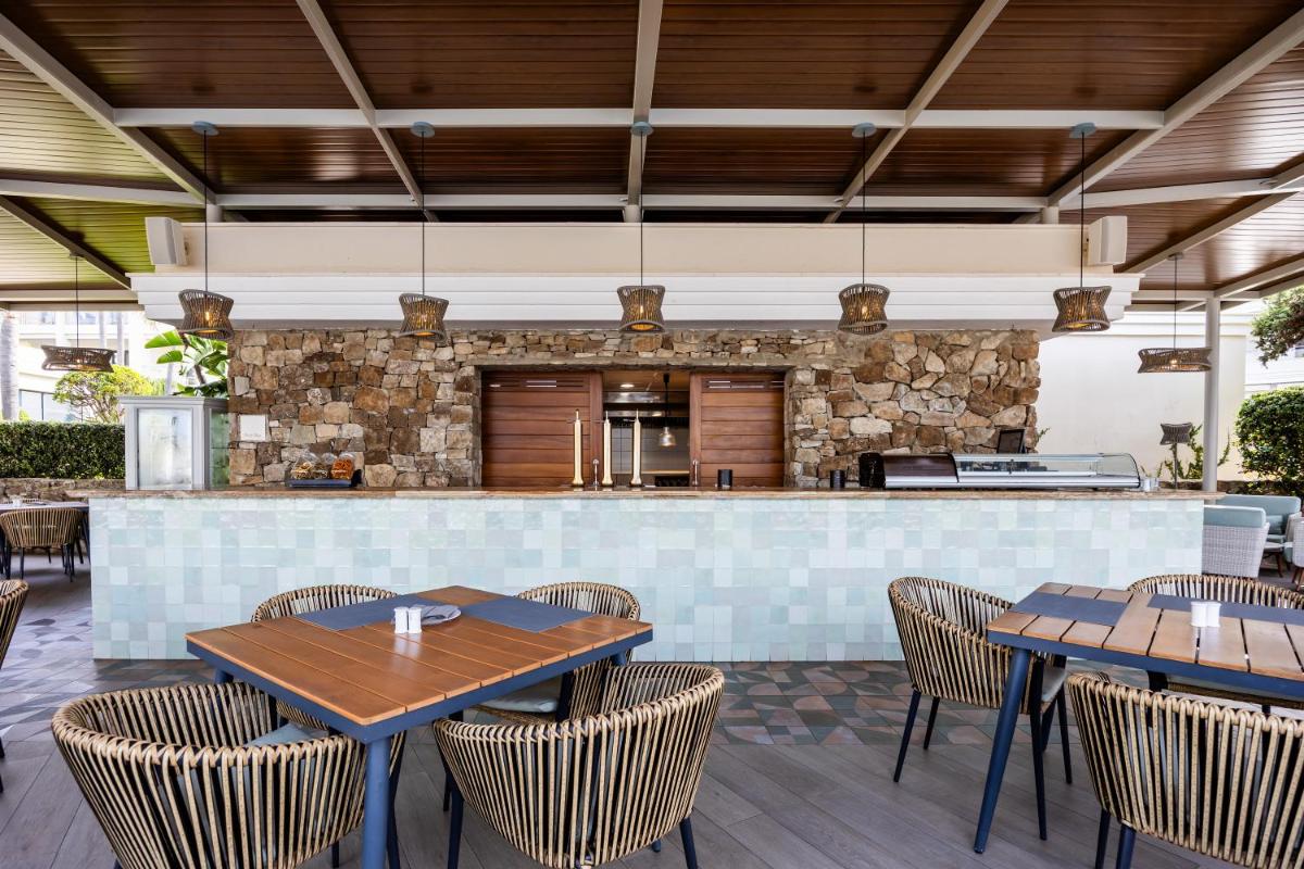 Un restaurante o sitio para comer en Hipotels Barrosa Palace & Spa