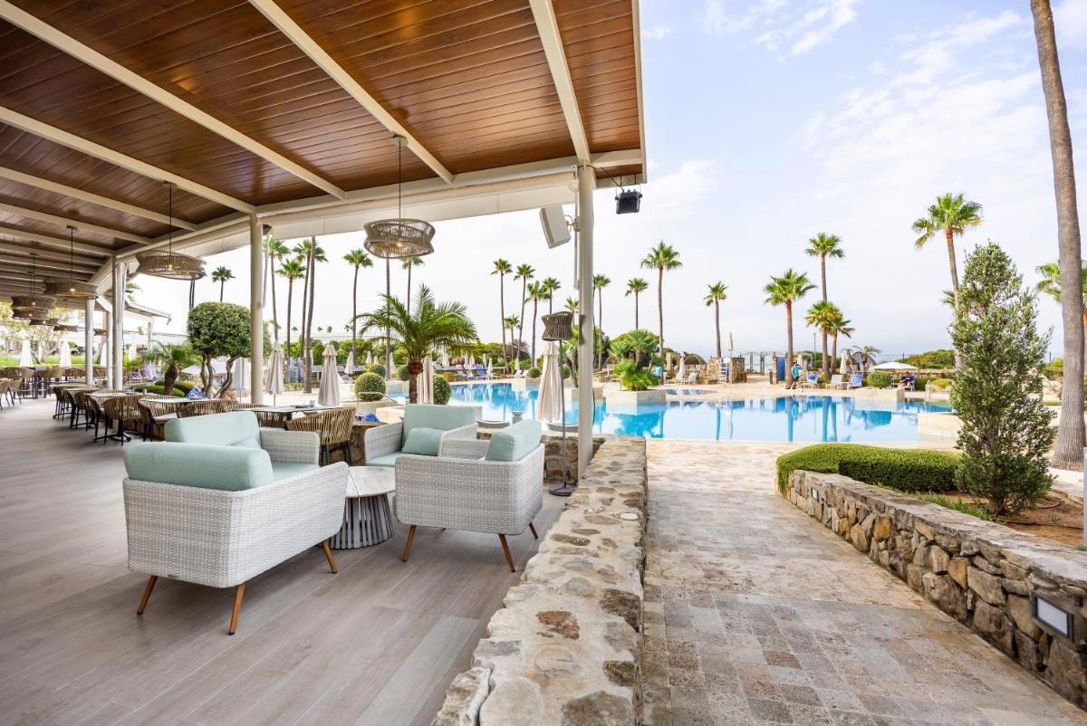 Un patio en el complejo con piscina. en Hipotels Barrosa Palace & Spa, en Chiclana de la Frontera