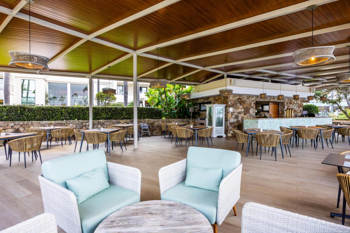 Un restaurante o sitio para comer en Hipotels Barrosa Palace & Spa