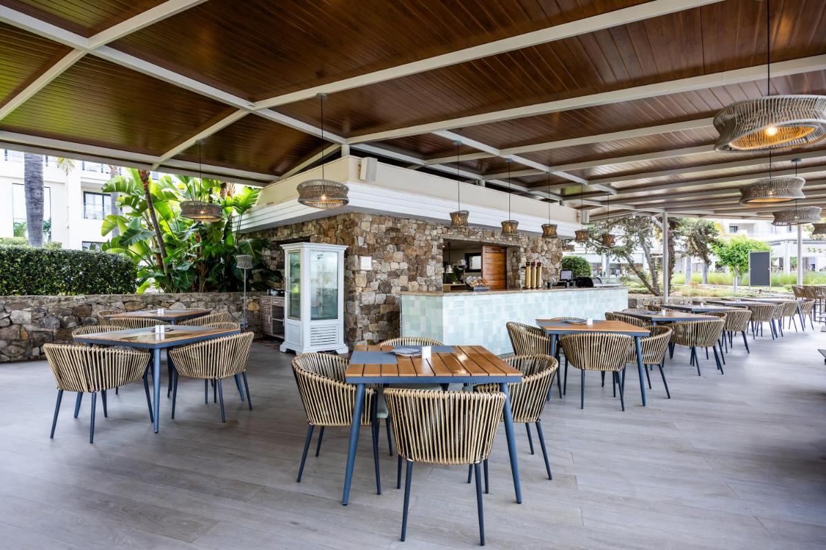 Un restaurante o sitio para comer en Hipotels Barrosa Palace & Spa
