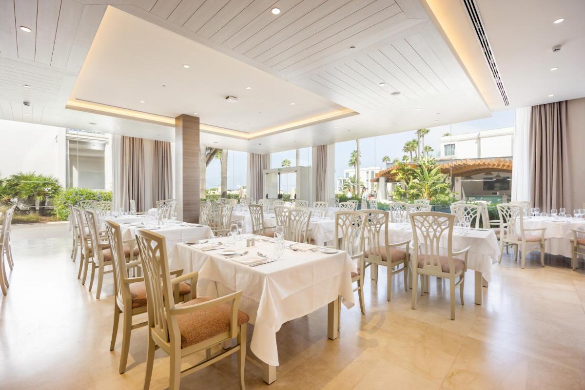 Un restaurante o sitio para comer en Hipotels Barrosa Park