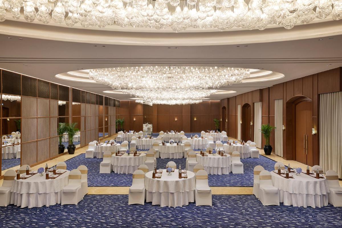 a large banquet hall with white tables and chairs at Shangri-La Eros New Delhi in New Delhi +150 photos a large banquet hall with white tables and chairs at Shangri-La Eros New Delhi in New Delhi +150 photos