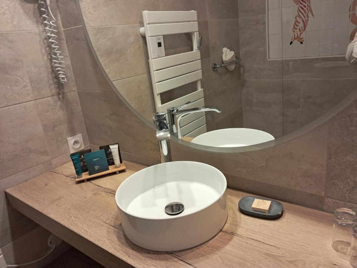 Salle de bains dans l'établissement Le Relais Des Trois Mas