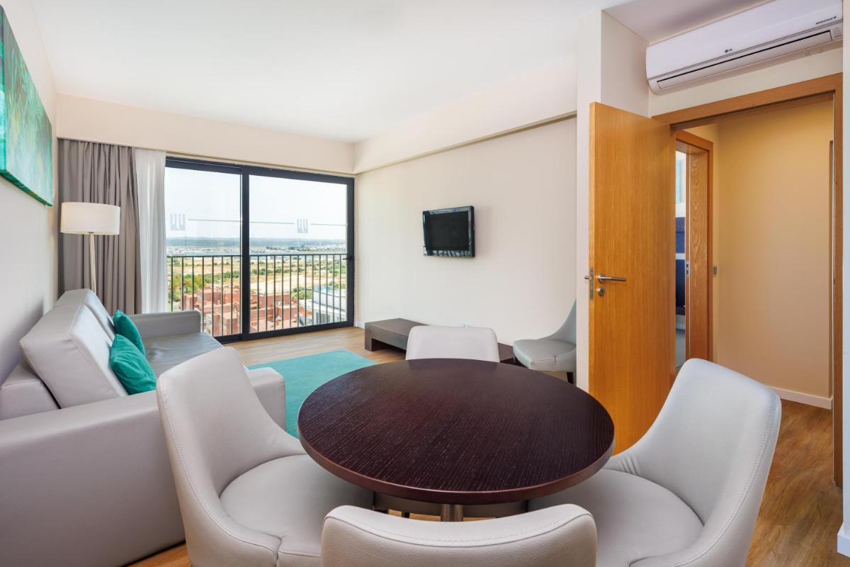Uma televisão e/ou sistema de entretenimento em Jupiter Algarve Hotel - Beach & Spa