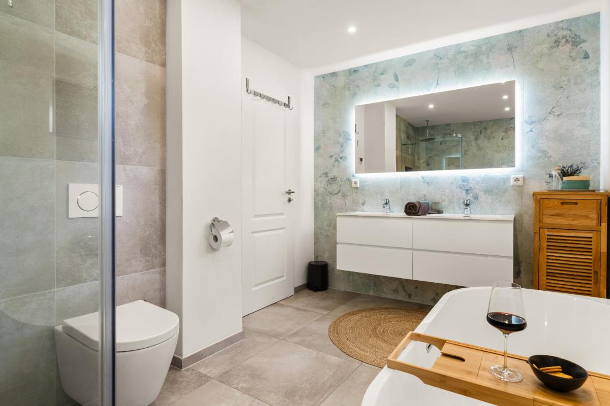 FeelGood 212 qm Ferienhaus mit 2 Apartments - Garten, Grill & Sauna! - Housity